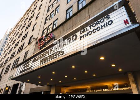 Paris Theatre Marquee a New York City, USA Aprile 2023 Foto Stock