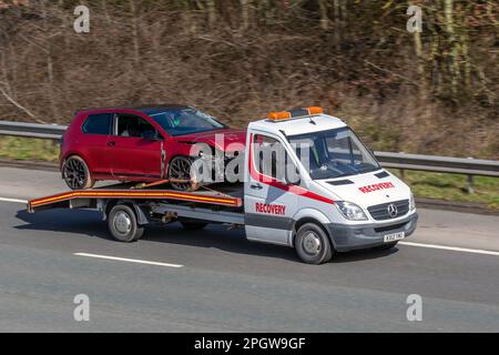 VW Golf danneggiato su PULMINO automatico MERCEDES BENZ E350 AMG LINEA 9 velocità; viaggiando sull'autostrada M61 UK Foto Stock