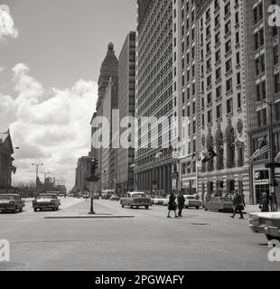 1960s, storico, una vista da questa era di North Michigan Ave, Chicago, Illinois, USA, una famosa strada conosciuta come 'il Magnificent Mile' nel centro cittadino. Foto Stock