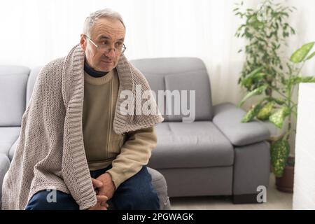 Primo piano faccia di triste uomo caucasico senior 80s si sente sconvolto e solitario in piedi in casa guardando lontano, concetto di solitudine, cura della casa di cura, senile Foto Stock