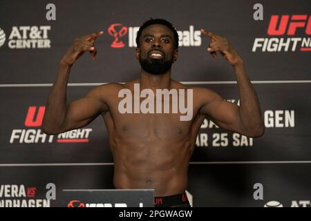 SAN ANTONIO, TEXAS, STATI UNITI. 24th Mar, 2023. SAN ANTONIO, TX - Marzo 24: Chidi Njokuani si scalda sulla scala per i pesini ufficiali al Westin San Antonio North per la lotta UFC Night - vera vs Sandhagen - Weigh-ins il 24 Marzo 2023 a SAN ANTONIO, Stati Uniti. (Credit Image: © Louis Grasse/PX Imagens via ZUMA Press Wire) SOLO PER USO EDITORIALE! Non per USO commerciale! Foto Stock