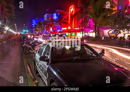 Miami, USA - 30 agosto 2014: Parcheggi della polizia all'Ocean Drive lungo South Beach Miami, nello storico quartiere Art Deco con hotel, ristorante A. Foto Stock