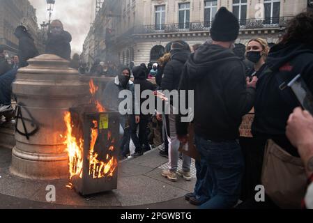 Parigi, Francia. 23rd Mar, 2023. Un bidone dei rifiuti brucia fuori da una stazione della metropolitana di Parigi durante uno sciopero generale sull'aumento dell'età pensionabile. Il nono giorno di sciopero contro la nuova riforma pensionistica del governo di Macron è stato segnato da molti scontri tra la polizia e i manifestanti. Dopo che Elisabeth Borne (primo ministro francese) invocò l'articolo 49,3 della Costituzione francese per imporre la nuova legge, migliaia di persone presero di nuovo le strade di Parigi in occasione di una manifestazione iniziata a Place de la Bastille. Credit: SOPA Images Limited/Alamy Live News Foto Stock