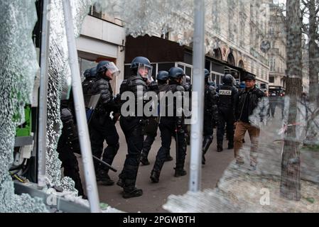 Parigi, Francia. 23rd Mar, 2023. Un gruppo di poliziotti francesi Gendarmerie corrono davanti a rifugi di autobus con finestre rotte durante uno sciopero generale sull'aumento dell'età pensionabile. Il nono giorno di sciopero contro la nuova riforma pensionistica del governo di Macron è stato segnato da molti scontri tra la polizia e i manifestanti. Dopo che Elisabeth Borne (primo ministro francese) invocò l'articolo 49,3 della Costituzione francese per imporre la nuova legge, migliaia di persone presero di nuovo le strade di Parigi in occasione di una manifestazione iniziata a Place de la Bastille. Credit: SOPA Images Limited/Alamy Live News Foto Stock