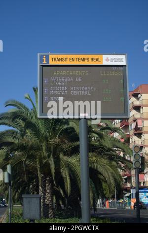 2022. Valencia, Spagna. Pianta generale di un pannello che indica gli spazi liberi nei vari parcheggi pubblici della città di Valencia Foto Stock