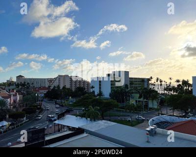 Eagle Beach, Noord, Aruba - 9 marzo 2022. Vista su Noord, dal Vu Rooftop Restaurant, sera. Foto Stock