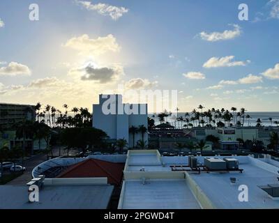 Eagle Beach, Noord, Aruba - 9 marzo 2022. Vista su Noord, dal Vu Rooftop Restaurant, sera. Foto Stock