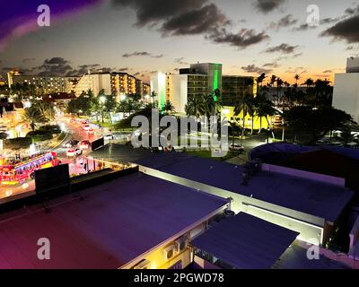 Eagle Beach, Noord, Aruba - 9 marzo 2022. Vista su Noord, dal Vu Rooftop Restaurant, sera. Foto Stock