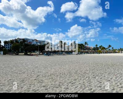 Eagle Beach, Oranjestad, Aruba - 12 marzo 2022. Guardando lungo Eagle Beach, verso un resort sulla spiaggia. Foto Stock