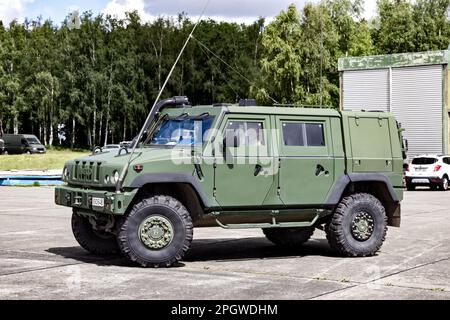 Esercito belga Iveco LMV (Light Multirole Vehicle) in guardia alla base aerea di Beauvechain. Beauvechain, Beligum - 20 maggio 2015 Foto Stock