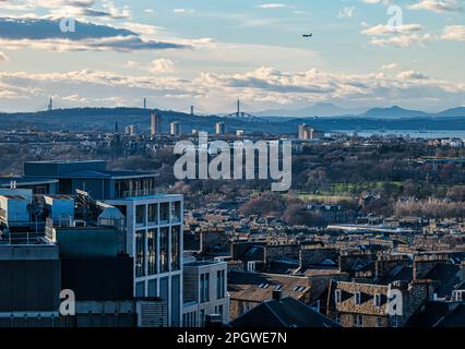 Vista distante da Calton Hill sul centro della città fino ai tre ponti Forth, Edimburgo, Scozia, Regno Unito Foto Stock