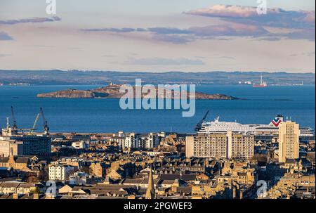 Vista da Calton Hill a Leith, Fife e Firth of Forth con il traghetto MS Victoria e Inchkeith Island, Edimburgo, Scozia, Regno Unito Foto Stock