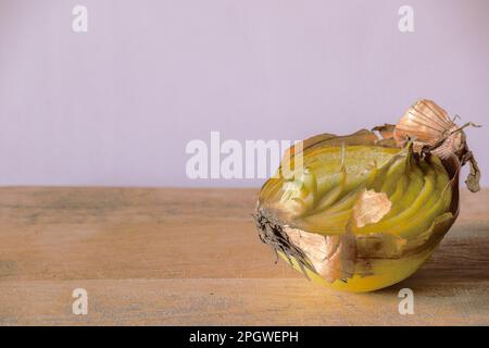 Cipolla, affettata e posta su una lastra di legno Foto Stock