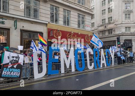 Londra, Regno Unito. 24th Mar, 2023. I sostenitori israeliani a favore della democrazia protestano fuori Downing Street per la visita del primo ministro israeliano, Benjamin Netanyahu, che sta incontrando Rishi Sunak. La protesta si trasferisce poi al Savoy Hotel on the Strand, dove il primo ministro israeliano rimane per il suo soggiorno a Londra. Penelope Barritt/Alamy Live News Foto Stock