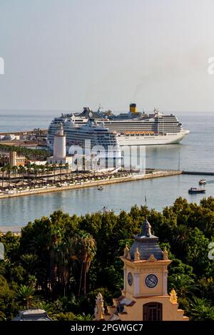 Navi da crociera moderne nel porto di Malaga sulla Costa del Sol in Andalusia, nel sud della Spagna. Foto Stock