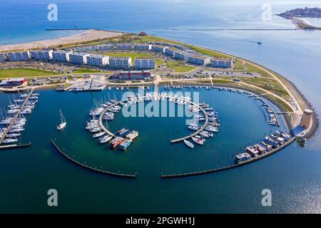 Vista aerea sulle barche a vela ormeggiate nel porto turistico Burgtiefe a Fehmarn, isola nel Mar Baltico, Ostholstein, Schleswig-Holstein, Germania Foto Stock