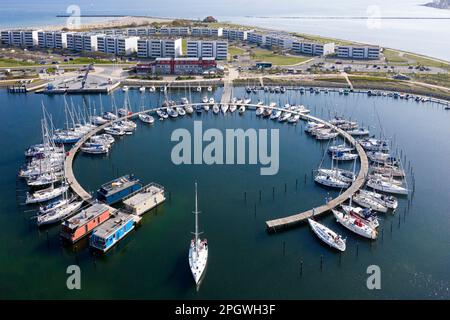 Vista aerea sulle barche a vela ormeggiate nel porto turistico Burgtiefe a Fehmarn, isola nel Mar Baltico, Ostholstein, Schleswig-Holstein, Germania Foto Stock