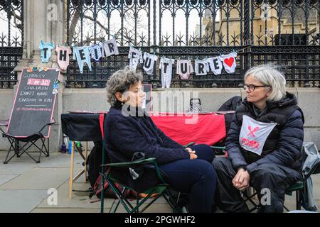 Londra, Regno Unito. 24th Mar, 2023. Un gruppo di madri sta concludendo oggi lo sciopero della fame. Sono stati in sciopero della fame a Westminster dalla Giornata della fame (19th marzo) per sei giorni fino ad oggi, in riconoscimento di tutte le madri nel Regno Unito e nel mondo che non possono permettersi di nutrire i loro figli. Essi protestano contro l'insicurezza alimentare e per un'azione urgente contro la malnutrizione e la povertà alimentare, e hanno dettagliato le loro richieste in un "Manifesto delle madri”. Credit: Imageplotter/Alamy Live News Foto Stock