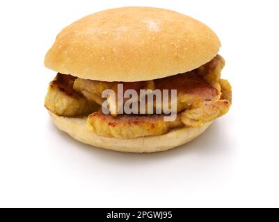 Panino con bacon alla panna fatto in casa, piatto tipico di Toronto isolato su sfondo bianco Foto Stock