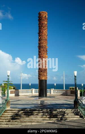 Totem e plaza, Plaza V Centenario (Plaza del quinto centenario), la Città Vecchia di San Juan, Puerto Rico Foto Stock