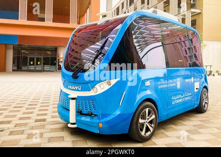 Emirati Arabi Uniti, Abu Dhabi - 13th marzo, 2023: Stand auto autonomo nella futuristica città di Masdar da architettura ecocompatibile. Masdar Future City Concept negli Emirati Arabi Uniti Foto Stock