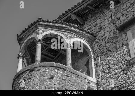 Il castello occupa una parte sostanziale dell'antico borgo. Fu costruita intorno al 1100 da Clementina, figlia di Ruggero II Normanno, re di Sicilia. Foto Stock