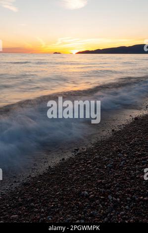 Tramonto sulle onde a Agawa Bay, Lake Superior Provincial Park, Ontario, Canada. Foto Stock