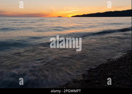 Tramonto sulle onde a Agawa Bay, Lake Superior Provincial Park, Ontario, Canada. Foto Stock