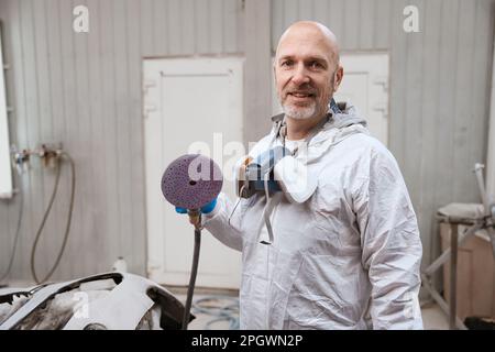 Il maestro esperto dell'officina di verniciatura è sul posto di lavoro Foto Stock