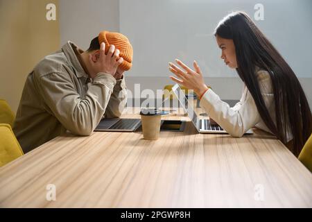 Capo femmina che ha difficoltà a conversare con il dipendente nella sala riunioni Foto Stock