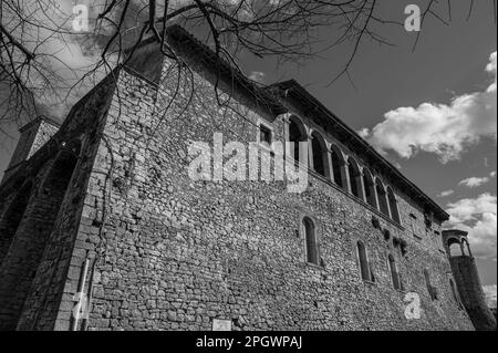 Il castello occupa una parte sostanziale dell'antico borgo. Fu costruita intorno al 1100 da Clementina, figlia di Ruggero II Normanno, re di Sicilia. Foto Stock