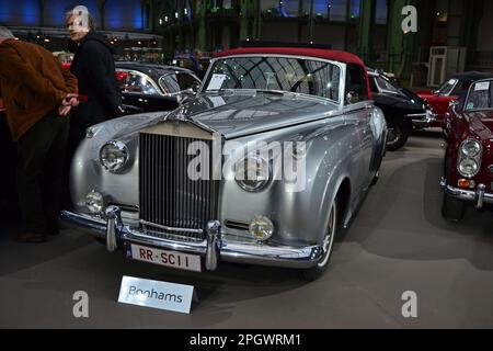 Parigi, Francia - 4 febbraio 2020: Vendita Bonhams 2020 al Grand Palais di Parigi. Focus su una Coupé Drophead Silver Cloud II Rolls-Royce 1962 argento. C Foto Stock