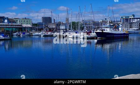 Plymouth, Devon, Inghilterra 06 luglio 2022: Viste da Plymouth Fisheries ai lussuosi yacht e motoscafi ormeggiati a Sutton Quay Foto Stock