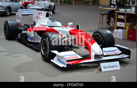 Parigi, Francia - 4 febbraio 2020: Vendita Bonhams 2020 al Grand Palais di Parigi. Focus su una Toyota 2008 rossa e bianca di Formula 1 TF108. Foto Stock