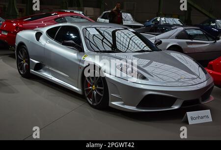 Parigi, Francia - 4 febbraio 2020: Vendita Bonhams 2020 al Grand Palais di Parigi. Focus su una Ferrari 2008 grigia 430 Scuderia. N. telaio ZFFKZ64B0001 Foto Stock