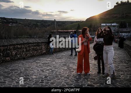 Diyarbakir, Turchia. 22nd Mar, 2023. Persone viste sul ponte. Il ponte Tigris, conosciuto come il ponte con dieci occhi, è uno dei ponti più antichi costruiti sul fiume Tigri. È noto che il ponte fu costruito dai Marwanidi nel 1065. (Foto di Murat Kocabas/SOPA Images/Sipa USA) Credit: Sipa USA/Alamy Live News Foto Stock