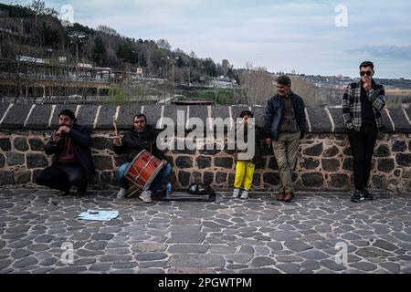 Diyarbakir, Turchia. 22nd Mar, 2023. La gente posa per una foto sul ponte. Il ponte Tigris, conosciuto come il ponte con dieci occhi, è uno dei ponti più antichi costruiti sul fiume Tigri. È noto che il ponte fu costruito dai Marwanidi nel 1065. (Foto di Murat Kocabas/SOPA Images/Sipa USA) Credit: Sipa USA/Alamy Live News Foto Stock