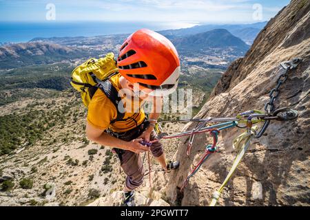 Scendendo dal monte Puig Campana vicino a Finestrat, Spagna Foto Stock
