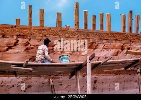 Unghie artigianale sul dhow tradizionale gigante al Ghanja nella fabbrica di costruzione navale di sur, Ash Sharqiyah, Oman Foto Stock