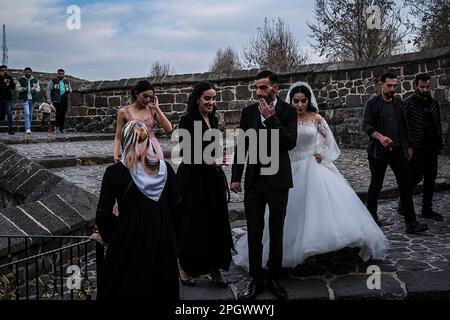 Diyarbakir, Turchia. 22nd Mar, 2023. Prima del matrimonio, le coppie hanno visto scattare foto sul ponte. (Credit Image: © Murat Kocabas/SOPA Images via ZUMA Press Wire) SOLO PER USO EDITORIALE! Non per USO commerciale! Foto Stock