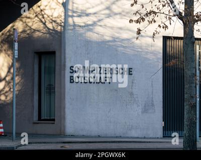 Schweizerische Botschaft (Ambasciata Svizzera) edificio e segno nel distretto governativo. Rappresentanza della Svizzera in Germania. Foto Stock