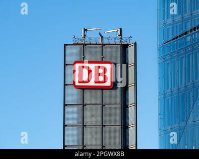 LOGO DB della Deutsche Bahn AG su un edificio a torre. Azienda tedesca multinazionale di viaggi, mobilità, trasporti e cargo. Foto Stock