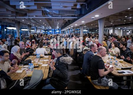 HENGELO - nel ROC van Twente, il Gieterij, l'Iftar è consumato. IFTAR è il pasto consumato dai musulmani durante il mese di digiuno di Ramadan immediatamente dopo il tramonto. Questo Iftar tradizionale è organizzato dalla comunità turca per aiutare le vittime dei terremoti in Turchia. I proventi sono utilizzati per acquistare case prefabbricate. ANP EMIEL MUIJDERMAN olanda fuori - belgio fuori Foto Stock