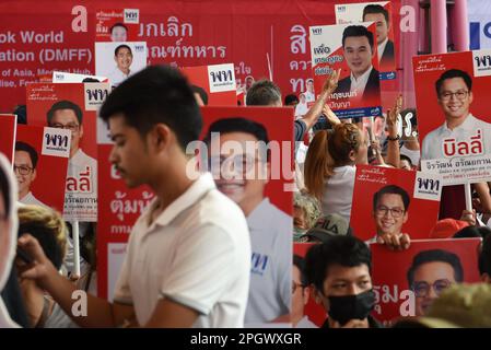 Bangkok, Thailandia. 24th Mar, 2023. Tifosi che hanno un segno facciale del candidato del Partito Thailandese Pheu alla Camera dei rappresentanti durante un rally di campagna allo Stadio uno, Banthadthong Road, distretto di Pathum WAN. (Credit Image: © Teera Noisakran/Pacific Press via ZUMA Press Wire) SOLO PER USO EDITORIALE! Non per USO commerciale! Foto Stock