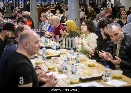 HENGELO - nel ROC van Twente, il Gieterij, l'Iftar è consumato. IFTAR è il pasto consumato dai musulmani durante il mese di digiuno di Ramadan immediatamente dopo il tramonto. Questo Iftar tradizionale è organizzato dalla comunità turca per aiutare le vittime dei terremoti in Turchia. I proventi sono utilizzati per acquistare case prefabbricate. ANP EMIEL MUIJDERMAN olanda fuori - belgio fuori Foto Stock