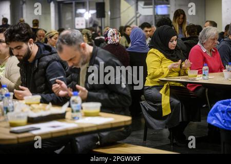 HENGELO - nel ROC van Twente, il Gieterij, l'Iftar è consumato. IFTAR è il pasto consumato dai musulmani durante il mese di digiuno di Ramadan immediatamente dopo il tramonto. Questo Iftar tradizionale è organizzato dalla comunità turca per aiutare le vittime dei terremoti in Turchia. I proventi sono utilizzati per acquistare case prefabbricate. ANP EMIEL MUIJDERMAN olanda fuori - belgio fuori Foto Stock
