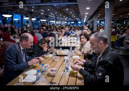 HENGELO - nel ROC van Twente, il Gieterij, l'Iftar è consumato. IFTAR è il pasto consumato dai musulmani durante il mese di digiuno di Ramadan immediatamente dopo il tramonto. Questo Iftar tradizionale è organizzato dalla comunità turca per aiutare le vittime dei terremoti in Turchia. I proventi sono utilizzati per acquistare case prefabbricate. ANP EMIEL MUIJDERMAN olanda fuori - belgio fuori Foto Stock