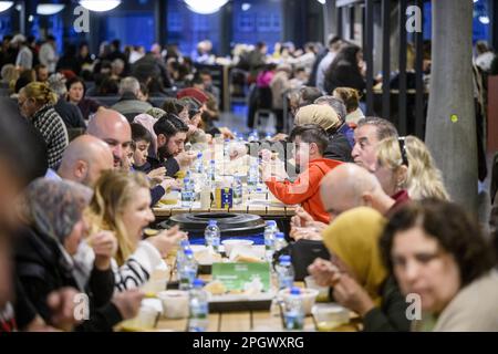 HENGELO - nel ROC van Twente, il Gieterij, l'Iftar è consumato. IFTAR è il pasto consumato dai musulmani durante il mese di digiuno di Ramadan immediatamente dopo il tramonto. Questo Iftar tradizionale è organizzato dalla comunità turca per aiutare le vittime dei terremoti in Turchia. I proventi sono utilizzati per acquistare case prefabbricate. ANP EMIEL MUIJDERMAN olanda fuori - belgio fuori Foto Stock