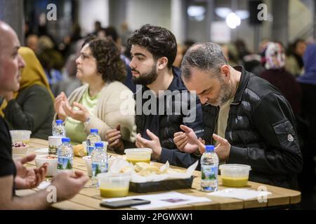 HENGELO - nel ROC van Twente, il Gieterij, l'Iftar è consumato. IFTAR è il pasto consumato dai musulmani durante il mese di digiuno di Ramadan immediatamente dopo il tramonto. Questo Iftar tradizionale è organizzato dalla comunità turca per aiutare le vittime dei terremoti in Turchia. I proventi sono utilizzati per acquistare case prefabbricate. ANP EMIEL MUIJDERMAN olanda fuori - belgio fuori Foto Stock