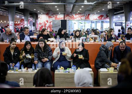 HENGELO - nel ROC van Twente, il Gieterij, l'Iftar è consumato. IFTAR è il pasto consumato dai musulmani durante il mese di digiuno di Ramadan immediatamente dopo il tramonto. Questo Iftar tradizionale è organizzato dalla comunità turca per aiutare le vittime dei terremoti in Turchia. I proventi sono utilizzati per acquistare case prefabbricate. ANP EMIEL MUIJDERMAN olanda fuori - belgio fuori Foto Stock